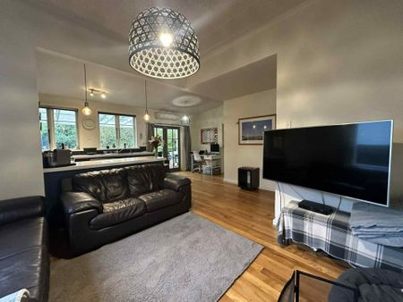 Warm and welcoming in sunny St Clair - Photo 2