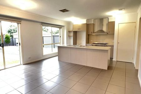 Perfectly positioned, three bedroom beauty! - Photo 3