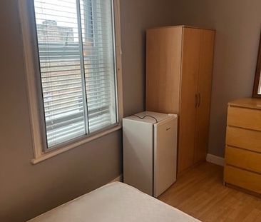 Room in a Shared Flat, Streatham High Road, SW16 - Photo 5