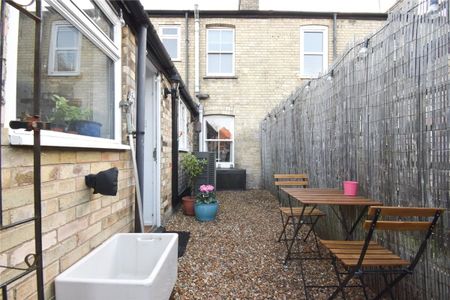 A well presented 2 bedroom terrace house situated in the popular Village of Stapleford offering excellent access to Cambridge, business parks and Railway Station. GCH. Local amenities close by. Part-Furnished. - Photo 5