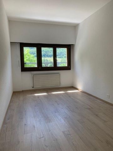 Appartement de 4 pièces partiellement rénové situé au 2ème étage avec ascenseur. - Photo 3