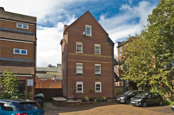 A spacious one bedroom apartment in the centre of town. - Photo 1