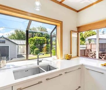 Spacious 4 Bedroom Family Home + External office - Photo 3