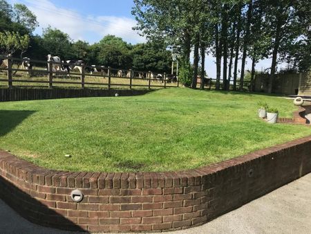 4 bedroom detached house to rent - Photo 2