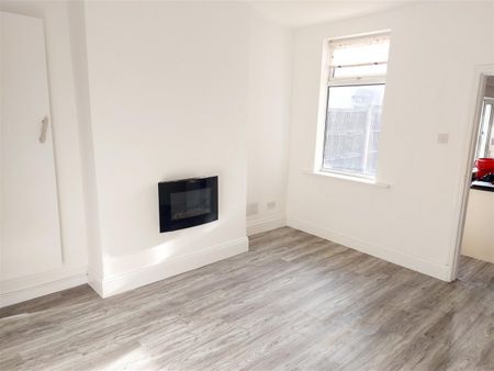 2 bedroom Semi-detached house to rent - Photo 5