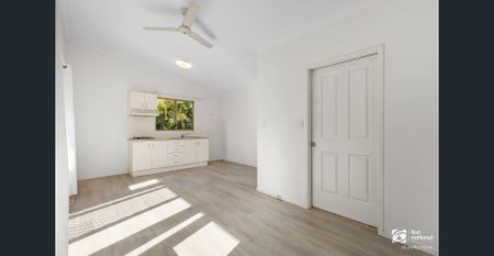 Charming Artistic Cottage Retreat in the Heart of Uki - Photo 4