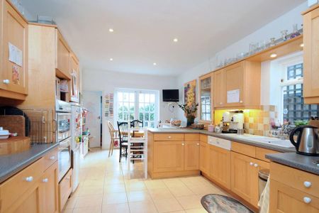 4 bedroom semi-detached house to rent - Photo 2