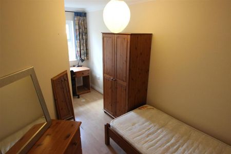 3 bedroom flat to rent - Photo 3