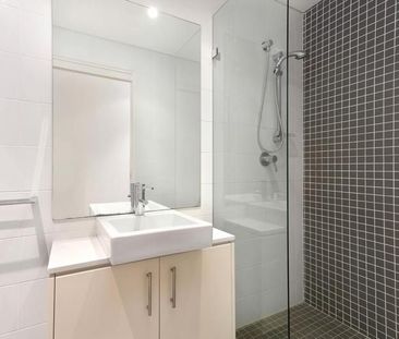 Stylish Elizabeth Bay Living in a Boutique Setting - Photo 1