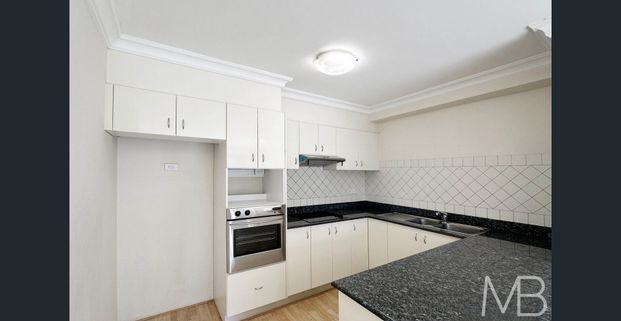 PREMIUM MID-FLOOR APARTMENT IN A PRIME WALK-TO-RAIL LOCATION - Photo 1