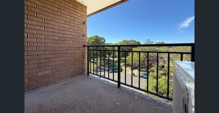 Bright Top-Floor 2 Bedroom Apartment with Leafy Outlook - Photo 5