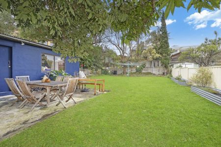 Spacious Two-Bedroom Apartment Featuring a Bright Sunroom - Photo 4