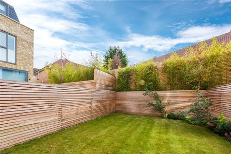4 bedroom end of terrace house to rent - Photo 4