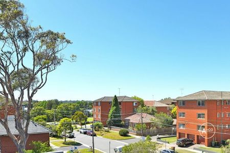 Modern & Renovated 2 Bedroom Top Floor Apartment In Prime Location - Photo 3