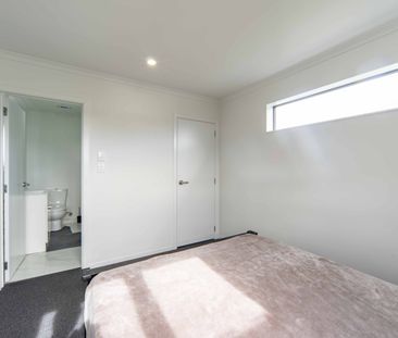 Modern 4-Bedroom Townhouse in a Desirable Hamilton Location - Photo 6