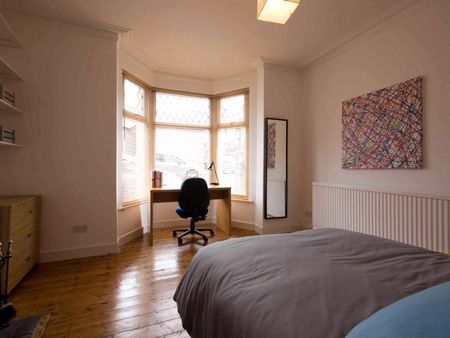 Lovely four bedroom home located right next to the town centre Room 4 - Photo 4