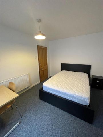 3 bedroom apartment to rent - Photo 2