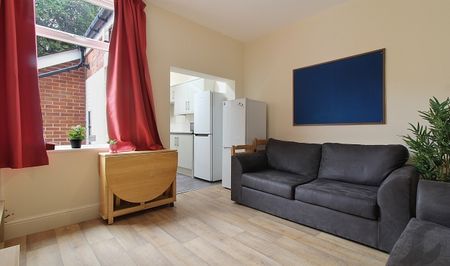 5 Bed With Recently Fitted Kitchen! - Photo 2