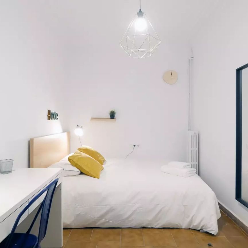 Stylish room for rent in 6-bedroom apartment in Sarrià-Sant Gervasi - Photo 1