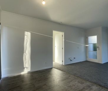 3 BEDROOM - FULLY RENOVATED - GARAGE - Photo 4