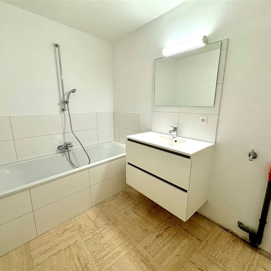 Gerenoveerd 2-slaapkamer appartement met terrasje op een toplocatie nabij de Markt van Maaseik. - Foto 1