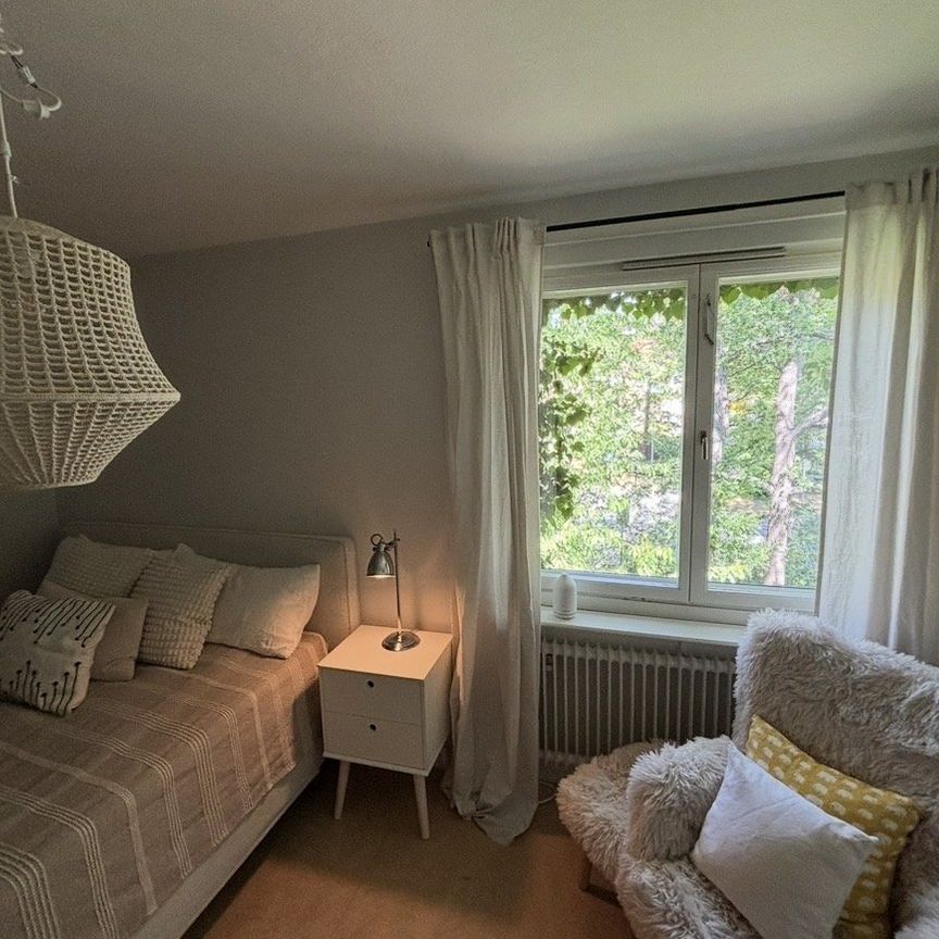 Helgesons väg, Nacka - Photo 1