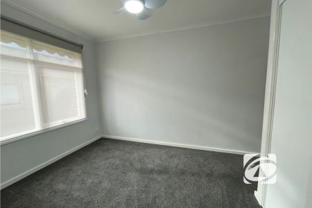 COSY 1 BEDROOM UNIT CLOSE TO SHOPS AND TRANSPORT - Photo 2
