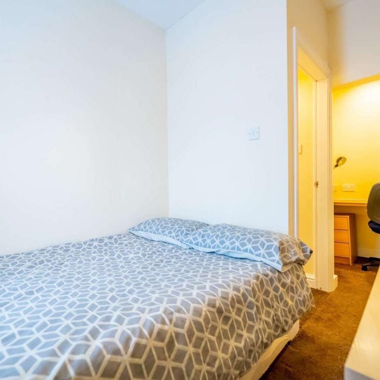 4 bedroom house of multiple occupation to rent - Photo 1