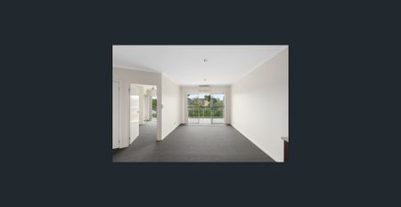 Bright Top-Floor Apartment in a Quiet, Convenient Location - Photo 2