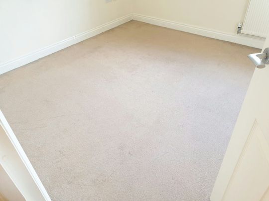 Flat to rent on - Photo 1