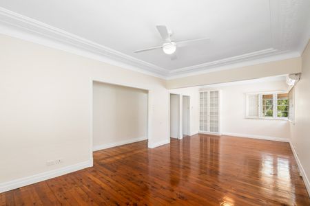 Renovated, Great Location, Air Con - Photo 4