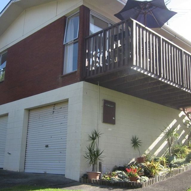 Sunny Two Bedroom Unit. - Photo 1