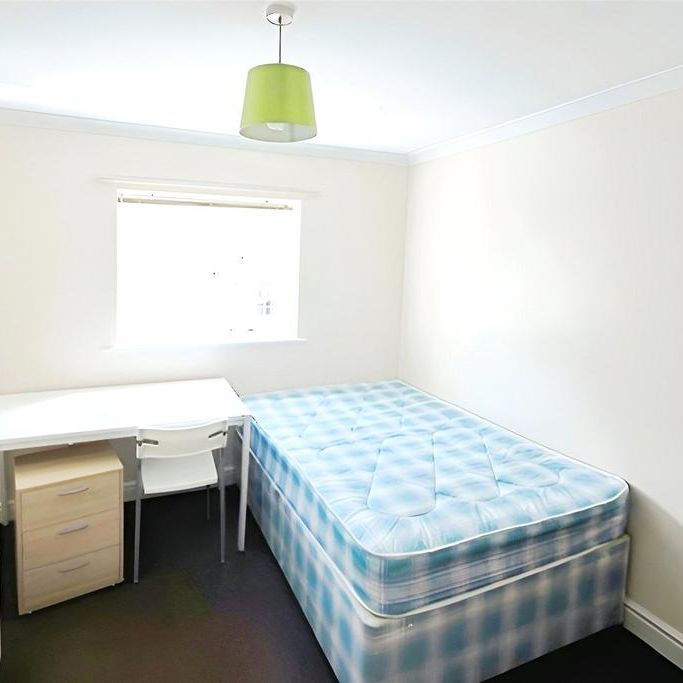 4 bedroom flat to rent - Photo 1
