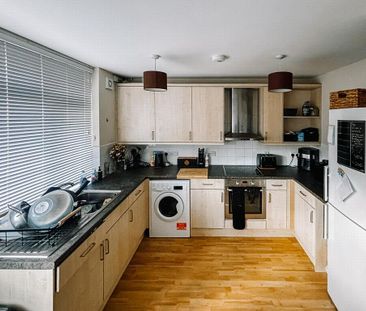 2 bedroom flat to rent - Photo 2