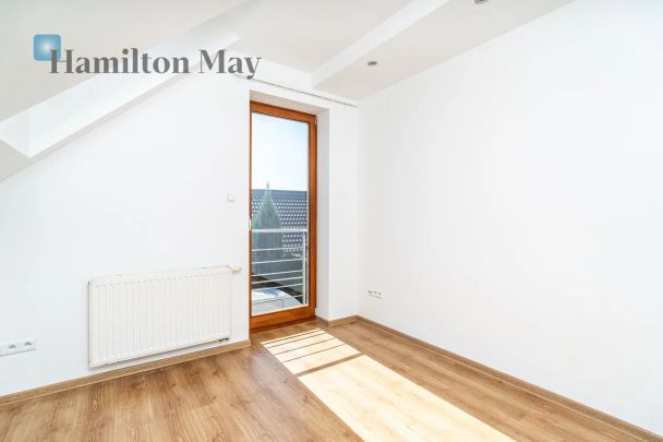 Przestronny i funkcjonalny dom w Bolechowicach z pięknym widokiem na Bramę Bolechowicką, idealny dla rodziny ceniącej komfort i bliskość natury - Фото 1