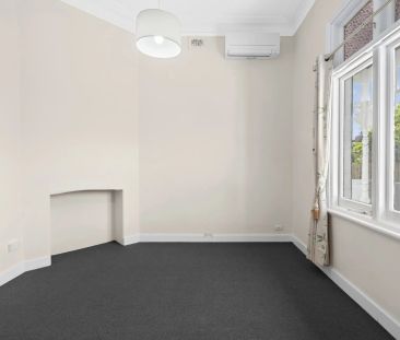 Charming Two-Bedroom Cottage in South Yarra's Heart! - Photo 5