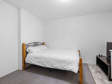 Furnished Studio Steps Away from Bondi Beach - Photo 3