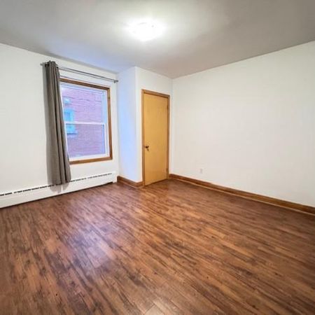 TRÈS GRAND 5-1/2 À LOUER À 400 MÈTRES DE L'UNIVERSITÉ DE SHERBROOKE - Photo 3