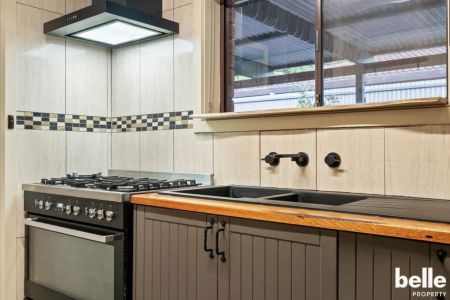 Comfortable Family Living in a Quiet Paralowie Court - Photo 3