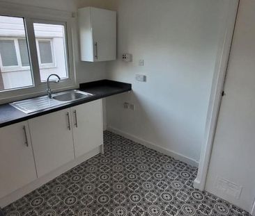 2 bedroom semi-detached house to rent - Photo 6