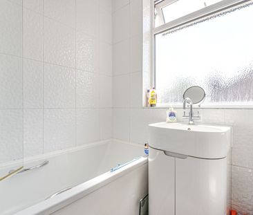 Semi-detached House to rent - Merchland Road, London, SE9 - Photo 3