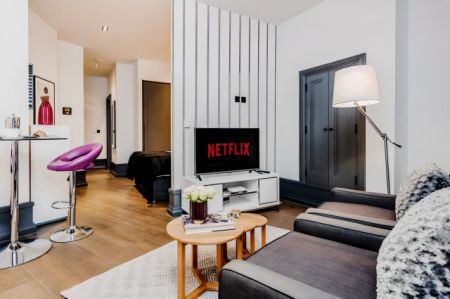 Deluxe 1 Bed Apartment - Photo 2