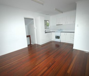 SHORT WALK TO HINKLER PLACE, PUBLIC TRANSPORT & BUNDABERG CBD - Photo 5