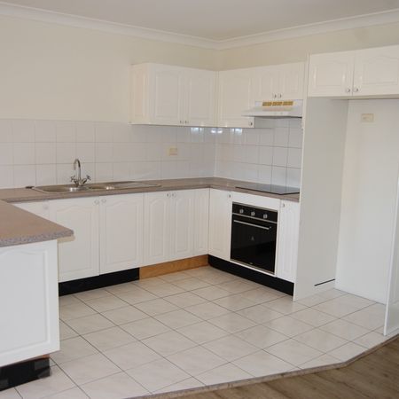 Spacious 2 bedroom apartment conveniently located close to transport - Photo 3