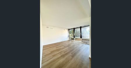 Low maintenance two-bedroom unit in convenient location - Photo 4