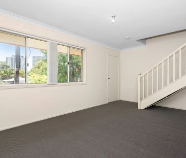 SPACIOUS UPDATED 2 BEDROOM TOWNHOUSE! GREAT LOCATION! - Photo 1