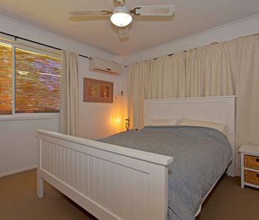 COMFORTABLE FAMiLY LiViNG iN CONVENiENT LOCATiON - Photo 6