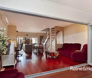3 Level Townhouse In Central Indooroopilly - Photo 4