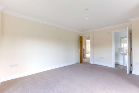 Please email to register your interest and complete a pre-viewing application - four bedroom detached house located in the village of Paul. Close to Mousehole a - Photo 2