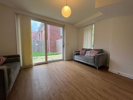 3 bedroom mews to rent - Photo 3